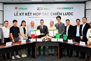 VPBank và FE CREDIT bắt tay với FPT Shop hỗ trợ khách hàng mua sắm thiết bị điện tử