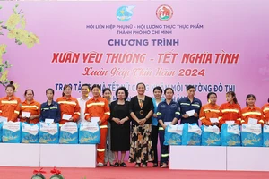 VWS góp trao ‘hạnh phúc’ cho nữ công nhân vệ sinh môi trường dịp Tết