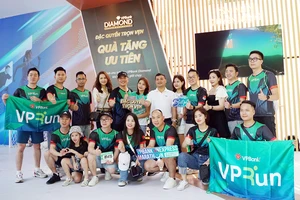 VPBank tặng hàng ngàn phần quà cho runner tham gia minigame giải chạy đêm TP.HCM