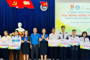 Đoàn thanh niên Vietcombank Gia Lai và Bắc Gia Lai trao tặng học bổng