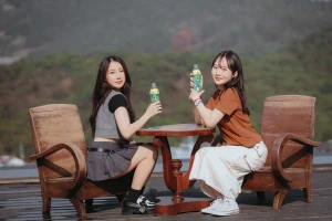 Người trẻ tranh thủ giải nhiệt cuộc sống trước deadline hè