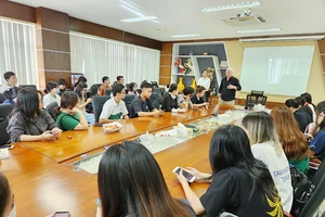 Sinh viên Fulbright tham quan khu xử lý rác của VWS