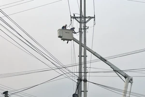 Mưa đá, lốc xoáy ảnh hưởng đến lưới điện miền Bắc