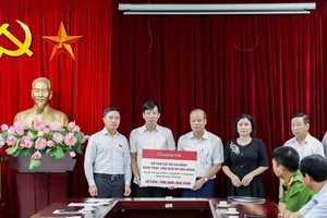 Đoàn công tác Agribank thăm hỏi, hỗ trợ các nạn nhân vụ hỏa hoạn tại Trung Kính