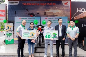 FE CREDIT trao thưởng xe máy, hoàn tiền đến khách hàng