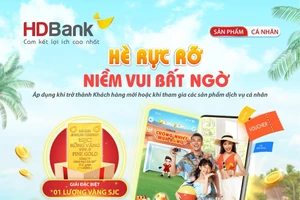 Khách hàng rộn ràng ‘may túi ba gang” đến HDBank nhận vàng SJC