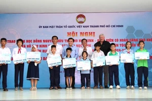 Công ty VWS trao hàng trăm suất học bổng Nguyễn Hữu Thọ