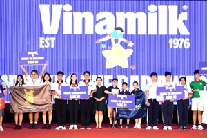 Nhà vô địch Robotacon WRO 2024 nhận giải thưởng đặc biệt của Vinamilk cho dự án robot vì môi trường