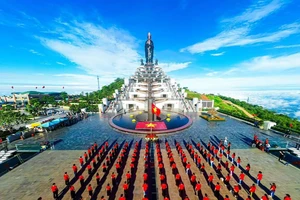 Núi Bà Đen hút hàng vạn du khách đến vui chơi và tham dự dâng đăng mừng Quốc khánh