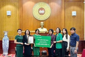 Manulife quyên góp hơn 2,6 tỷ đồng hỗ trợ khắc phục hậu quả bão Yagi
