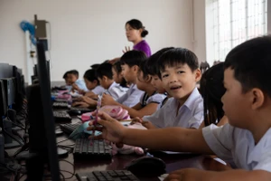 'Mách' trường học, phụ huynh bảo vệ con trẻ khỏi nguy hiểm rình rập trên mạng