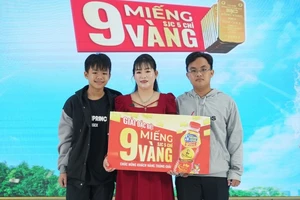 Tân Hiệp Phát trao giải trị giá 9 miếng vàng SJC cho chủ quán hủ tiếu trúng thưởng nhờ uống Trà Dr Thanh