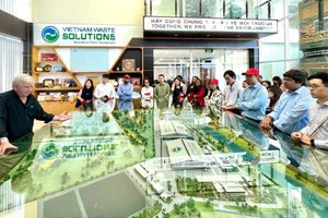 Đoàn sinh viên Trường ĐH Quản lý Singapore ngạc nhiên khi tham quan VWS