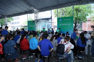 Hơn 3.000 'món quà' giáng sinh sớm cho người dân Sài Gòn