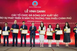 Techcombank nhận bằng khen của Bộ Tài chính ‘Ngân hàng thương mại là Nhà tạo lập thị trường xuất sắc nhất’