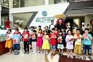 Hoa hậu Môi trường Thế giới Nguyễn Thanh Hà tặng quà và 400 bao lì xì cho con em và người lao động VWS