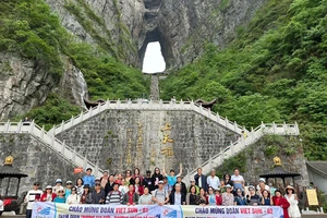 Du lịch Việt Sun tặng quà độc quyền tour Phượng Hoàng Cổ Trấn