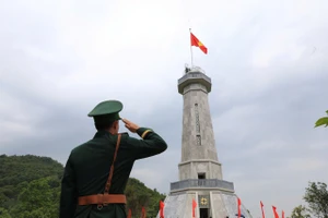 Lễ thượng cờ và gắn biển công trình Cột cờ A Pa Chải