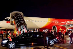 Tổng thống Litva đến Hà Nội trên chuyên cơ Vietjet