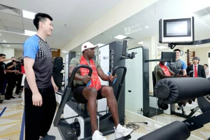 Y học thể thao là bệ phóng giữ thể lực cho huyền thoại Ngoại hạng Anh trong trận cầu tại Hà Nội