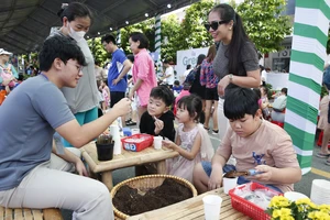 Ngày hội Sống xanh Phú Mỹ Hưng với câu chuyện hoa và rác