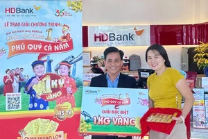 HDBank trao thưởng 1 ký vàng SJC cho nữ khách hàng tại TP.HCM