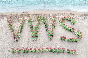 VWS đưa 400 gia đình nhân viên đến vịnh Vĩnh Hy du lịch, làm sạch bờ biển