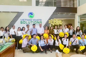 Nhiều cán bộ quản lý môi trường tham quan Khu Liên hợp xử lý rác Đa Phước