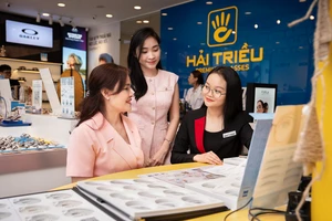 Mua kính cận đổi màu: 3 đặc quyền chỉ có tại Kính Hải Triều