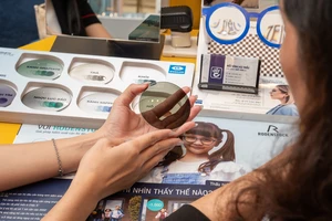 Cần mua tròng Essilor chính hãng, đến ngay Kính Hải Triều