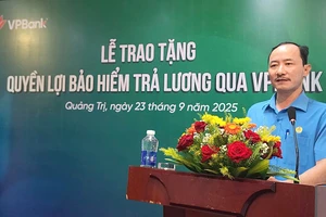 VPBank trao bảo hiểm trợ cấp mất việc cho người lao động