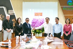 Lãnh đạo xã Hưng Long thăm và chúc mừng Công ty VWS nhân Ngày Doanh nhân Việt Nam