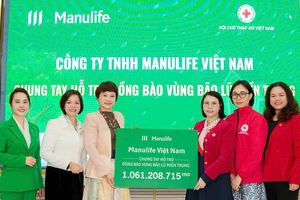 Manulife quyên góp hơn 1 tỷ đồng hỗ trợ đồng bào miền Trung-Tây Nguyên bị lũ lụt