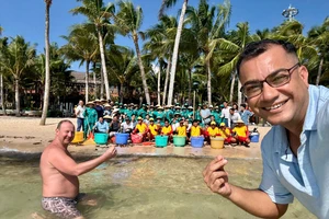 Hàng trăm người dân và du khách cùng làm sạch bãi biển Phú Quốc mùa gió chướng