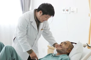 Ca mổ trong đêm cứu sống du khách nước ngoài bị chấn thương sọ não nặng tại Phú Quốc