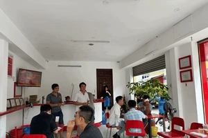 Nhộn nhịp mùa Tết tại các điểm bán vé số Vietlott