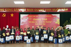 ROX Share mang Tết ấm đến hơn 2.300 hộ gia đình khó khăn