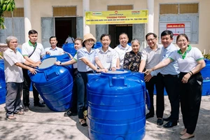 FE CREDIT tiếp sức người dân ĐBSCL ứng phó với hạn mặn