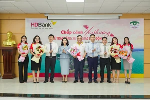 HDBank trao 27 tỷ đồng hưởng ứng Tháng Nhân đạo 2026