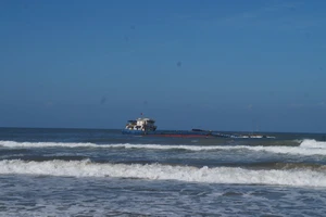 3.000 tấn than trên tàu mắc cạn đe dọa biển Thừa Thiên