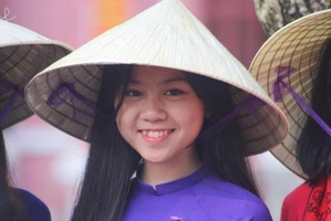 Nữ sinh Đồng Khánh duyên dáng trong ngày kỷ niệm