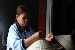 Vợ cựu binh Gạc Ma một mình nuôi 4 con vào Đại học