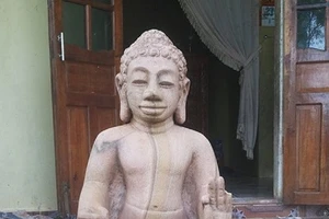 Phát hiện bức tượng bằng đá nguyên khối nghi là cổ vật