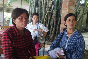 Đánh tráo giấy dò kết quả, lừa tiền người bán vé số dạo