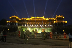 Đại nội Huế mở cửa đón du khách tham quan về đêm