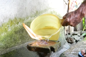 Kỳ lạ nước giếng khoan bốc cháy 10 năm ở Quảng Trị