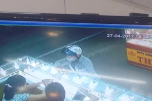 Vờ hỏi mua vàng rồi cướp