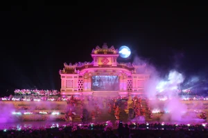 Đội mưa xem Festival Nghề truyền thống Huế