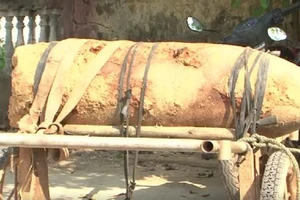 Kéo quả bom còn nguyên kíp nổ đi bán