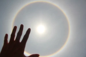 Vòng tròn lạ quanh mặt trời tại Huế